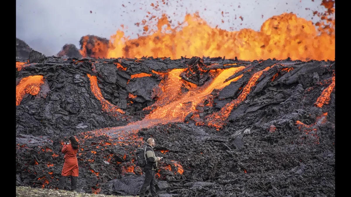 Được biết đến là vùng đất của lửa và băng, Iceland là khu vực núi lửa lớn nhất châu Âu, với 32 núi lửa đang hoạt động trải dải khắp cả nước. 