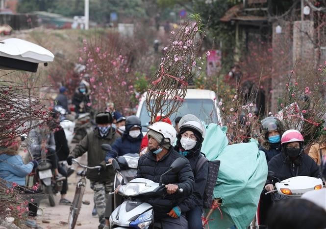 Miền Bắc tăng mạnh 3 - 4 độ C, trong khi miền Nam thời tiết đẹp trong ngày đầu năm mới 2023. Ảnh: VietnamPlus. 