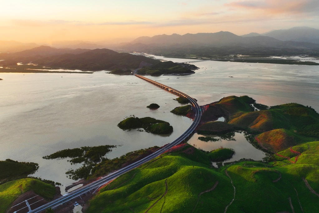 Việc đường cao tốc Vân Đồn - Móng Cái thông xe sẽ rút ngắn thời gian đi từ Hà Nội đến thành phố vùng biên của Quảng Ninh xuống chỉ còn 3 tiếng.