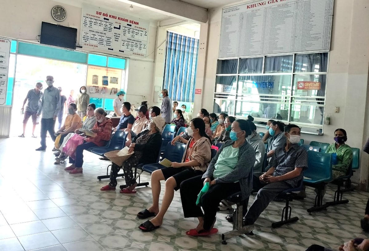 Bệnh nhân chờ được khám bệnh, chữa bệnh ở một trung tâm y tế.