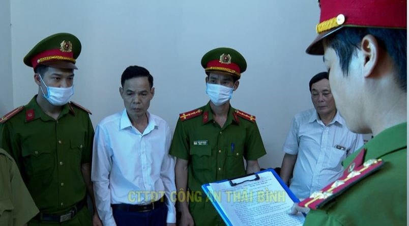 Công an huyện Đông Hưng tống đạt các quyết định tố tụng đến Chủ tịch UBND xã Đông Á và thuộc cấp. Ảnh: Công an tỉnh Thái Bình. 