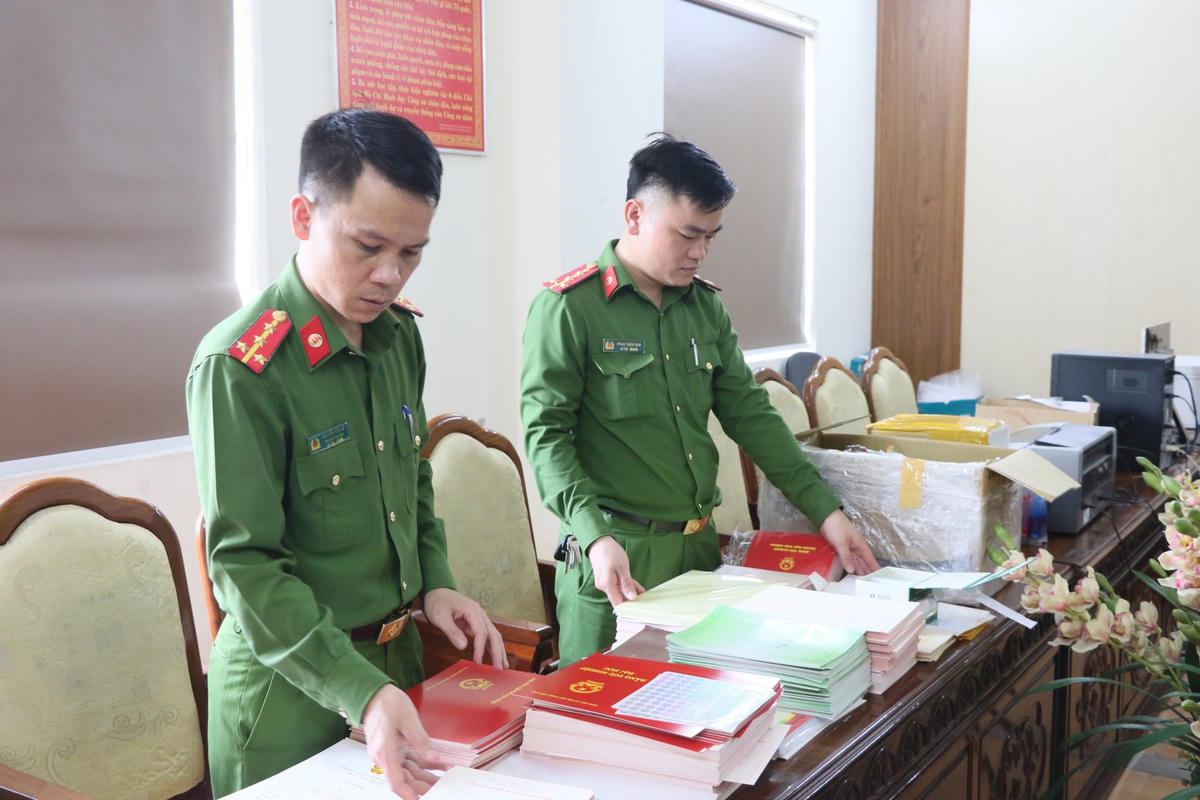 Các loại giấy tờ là tang vật của vụ án.