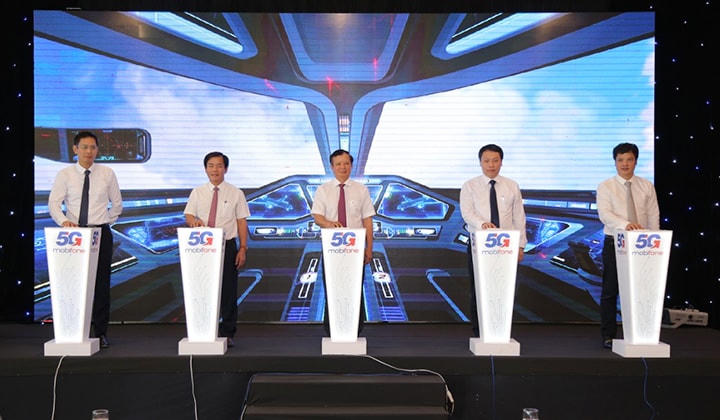 Các đại biểu bấm nút khai trương mạng 5G - Mobifone tại Huế. Ảnh Ngọc Hiếu.