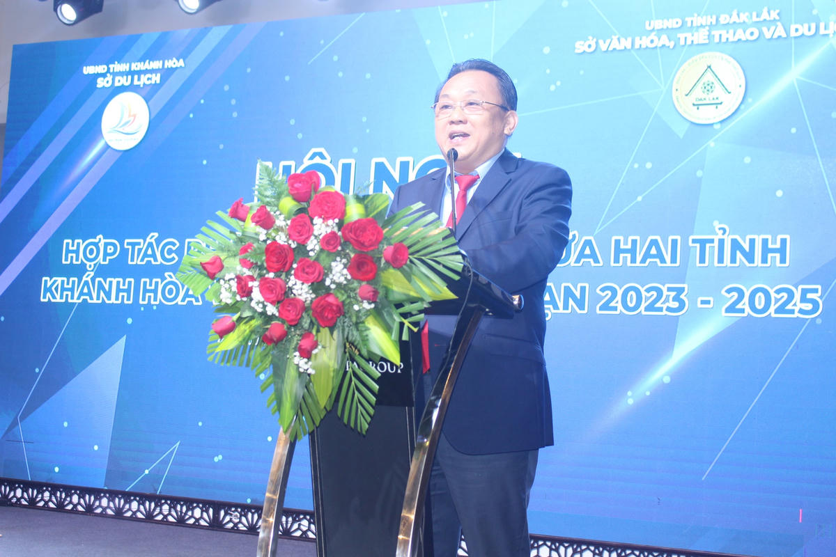 Ông Lê Hữu Hoàng, Ủy viên Ban Thường vụ Tỉnh ủy, Phó Chủ tịch Thường trực tỉnh Khánh Hòa đang phát biểu tại hội nghị.