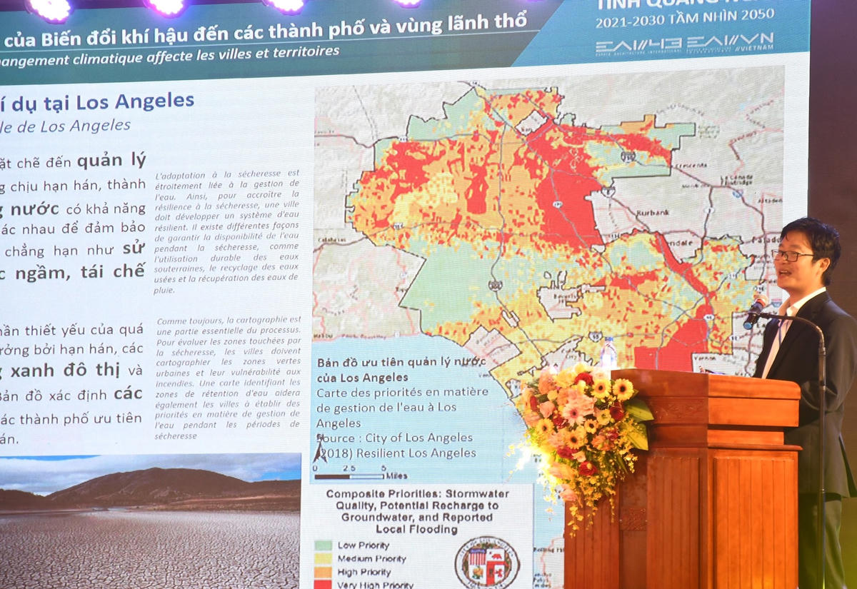 Một chuyên gia trình bày tại hội nghị.