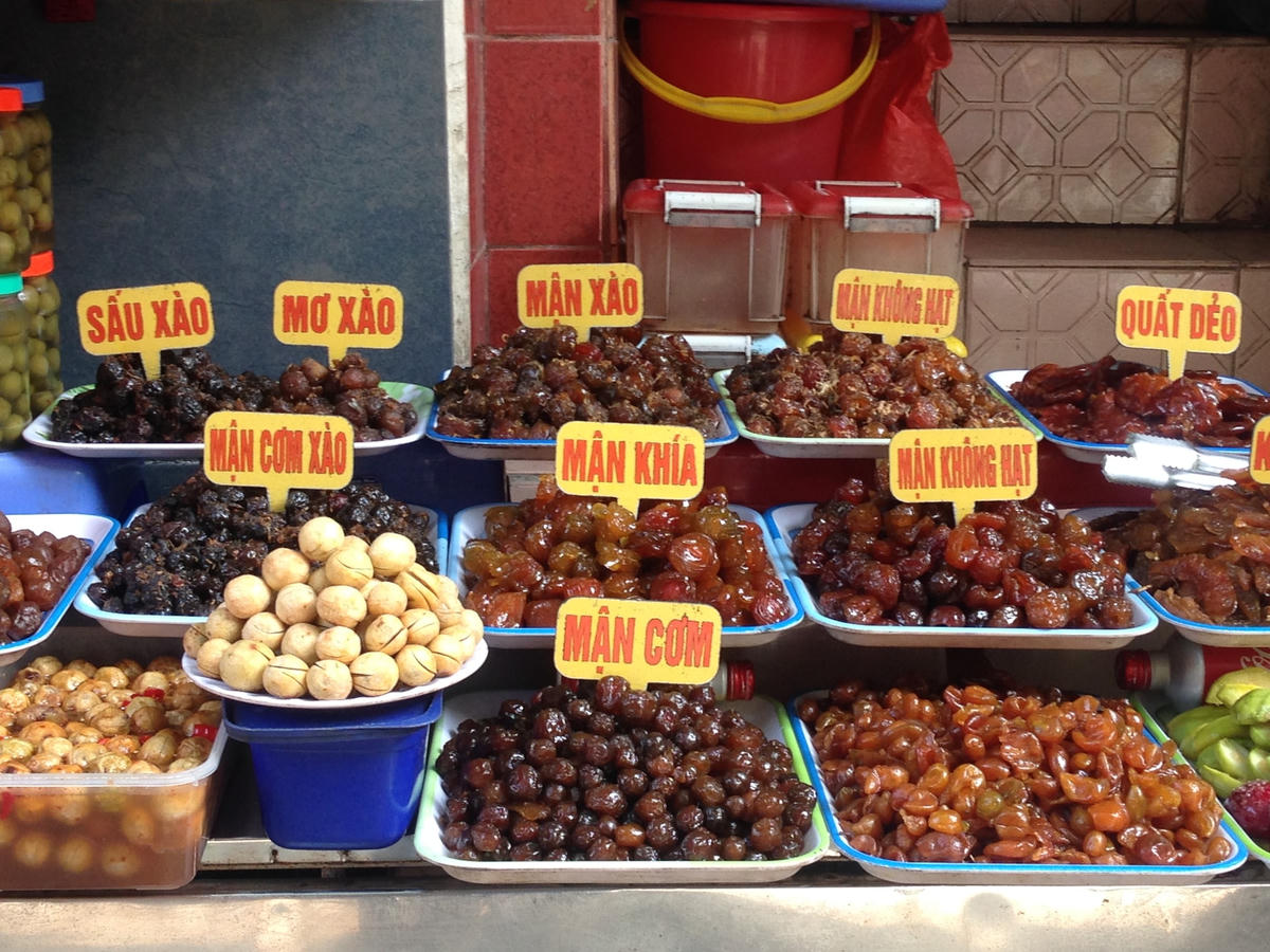Sấu chín sau khi được cắt tỉa bày bán cùng các loại ô mai.  