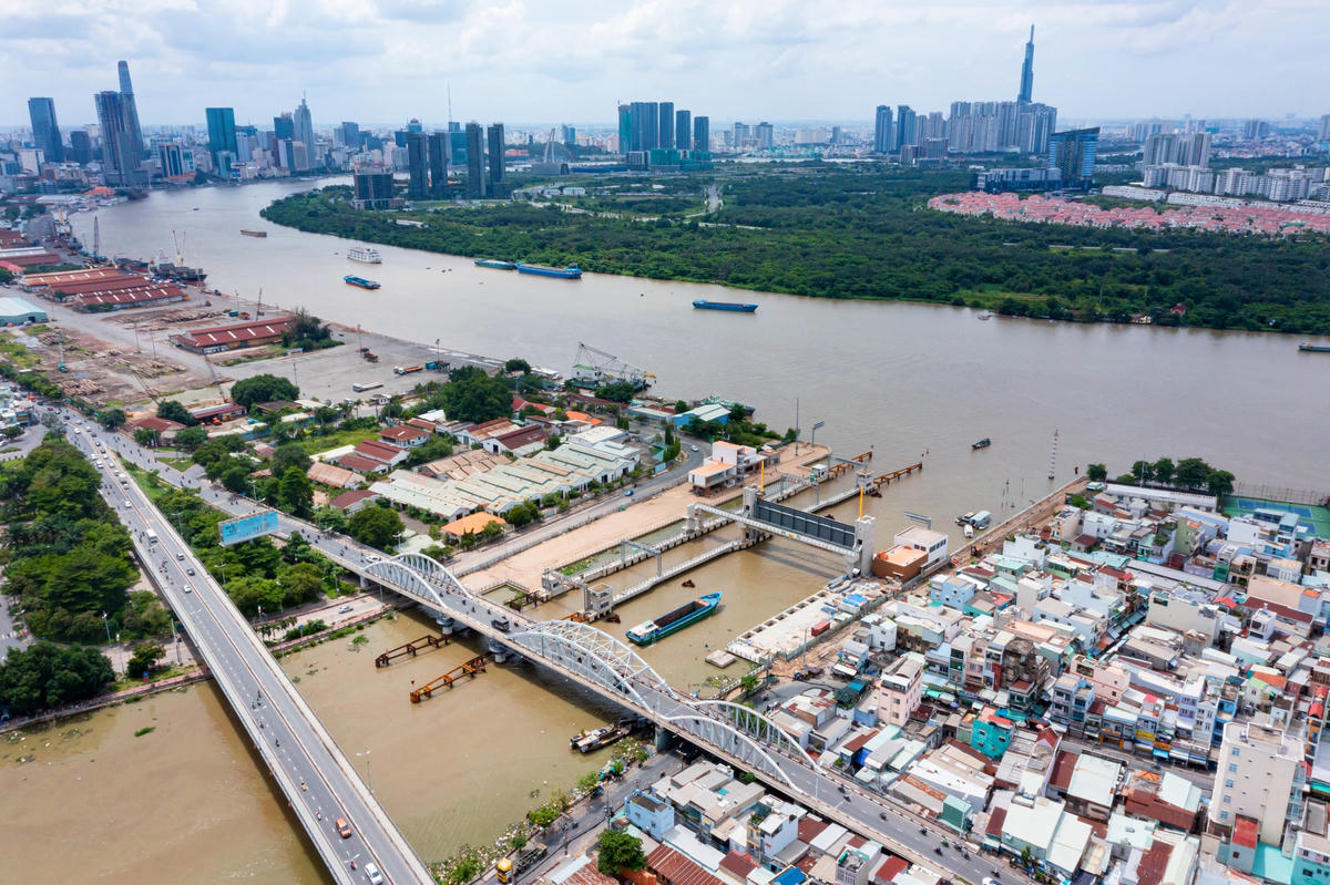 Cống Phú Xuân nằm ở quận 7, cũng có van và âu thuyền.