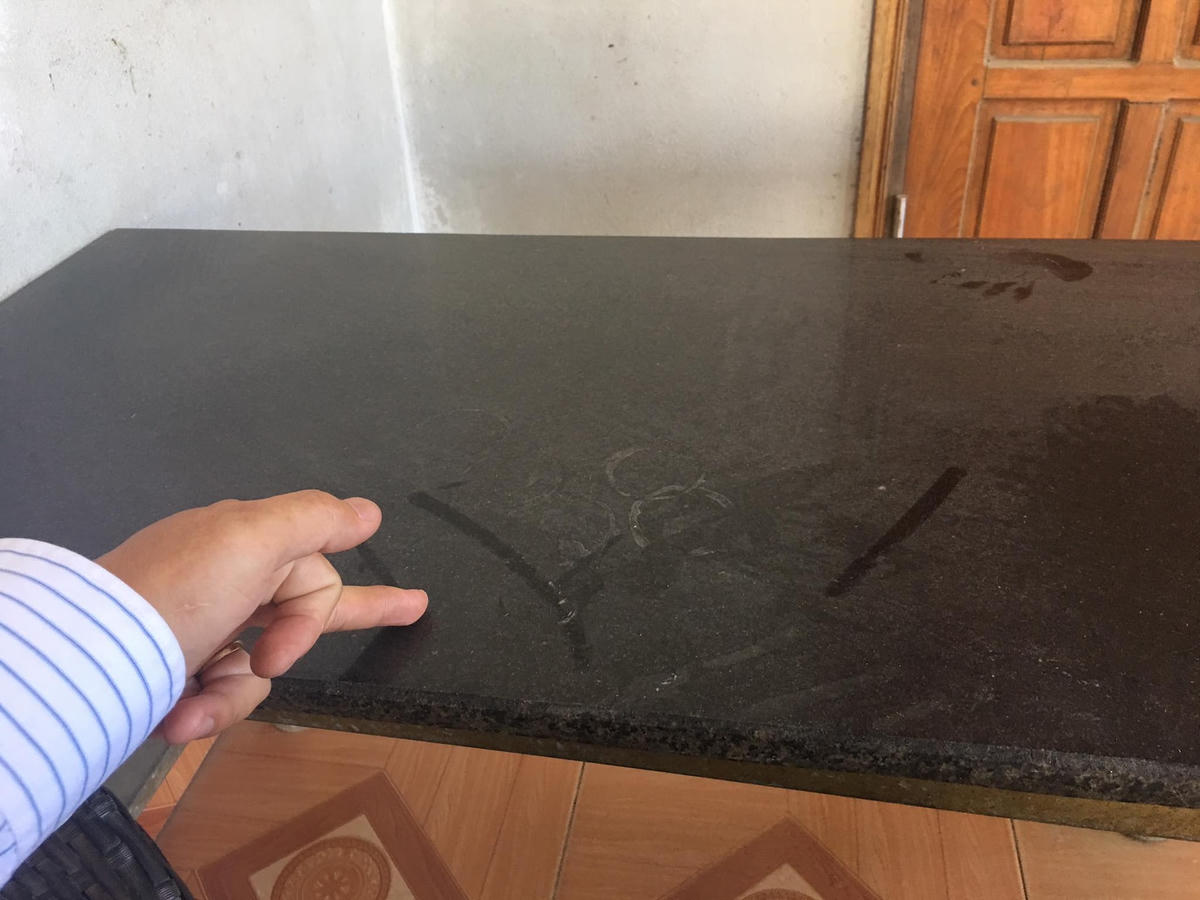 Bụi bặm từ dự án bay vào nhà dân, bám đầy trên các vật dụng.