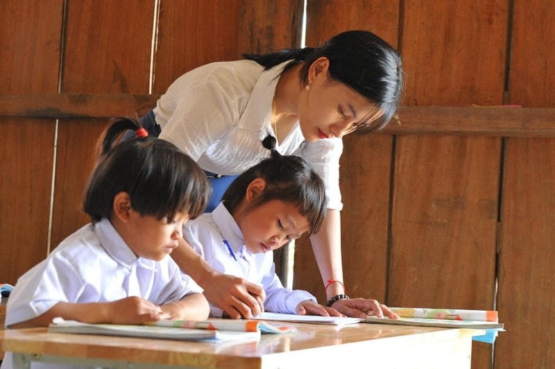 “Mẹ của em ở trường, là cô giáo mến thương”.  