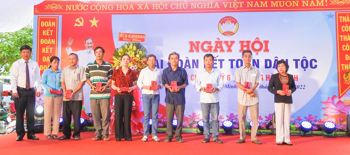 Phó Bí thư Thường trực Thành ủy, Chủ tịch HĐND TP Đà Nẵng Lương Nguyễn Minh Triết (trái), trao quà cho các hộ dân Khu dân cư Hòa Mỹ 6 tại Ngày hội Đại Đoàn Kết toàn dân tộc 2022. Ảnh: Thanh Tùng.