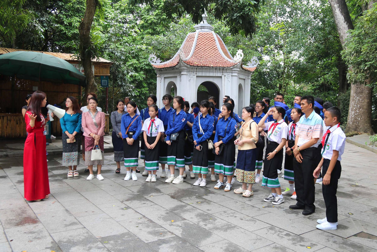 [Ảnh] Giáo viên và học sinh tiêu biểu Trường song ngữ Lào - Việt Nam Nguyễn Du dâng hương tại Đền Hùng