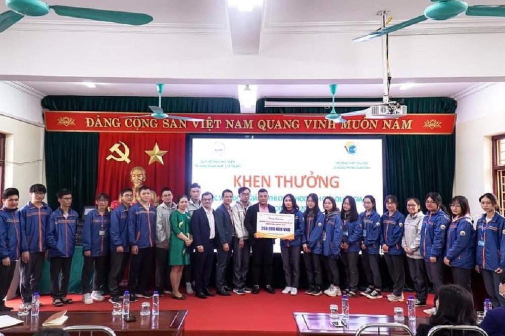 Các học sinh trường THPT Chuyên Lê Hồng Phong, Nam Định trong buổi lễ trao tặng học bổng (Ảnh: Minh Minh).