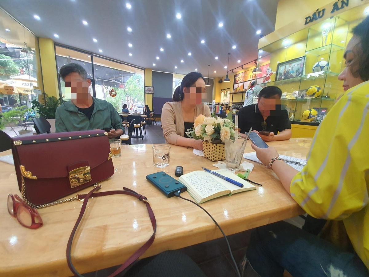 Những nạn nhân tố cáo T. lừa đảo, chiếm đoạt tiền.