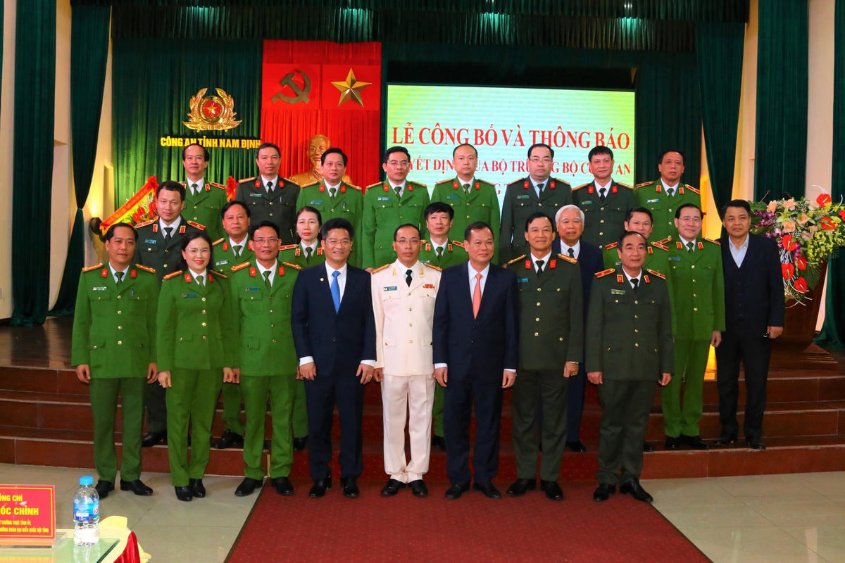 Lãnh đạo Tỉnh ủy, UBND tỉnh Nam Định, các thế hệ lãnh đạo Công an tỉnh Nam Định chụp ảnh cùng Đại tá Nguyễn Văn Trầm (hàng đầu, thứ 3 từ trái qua) và Đại tá Chu Văn Phú (quân phục màu trắng) trong ngày nhận nhiệm vụ mới.