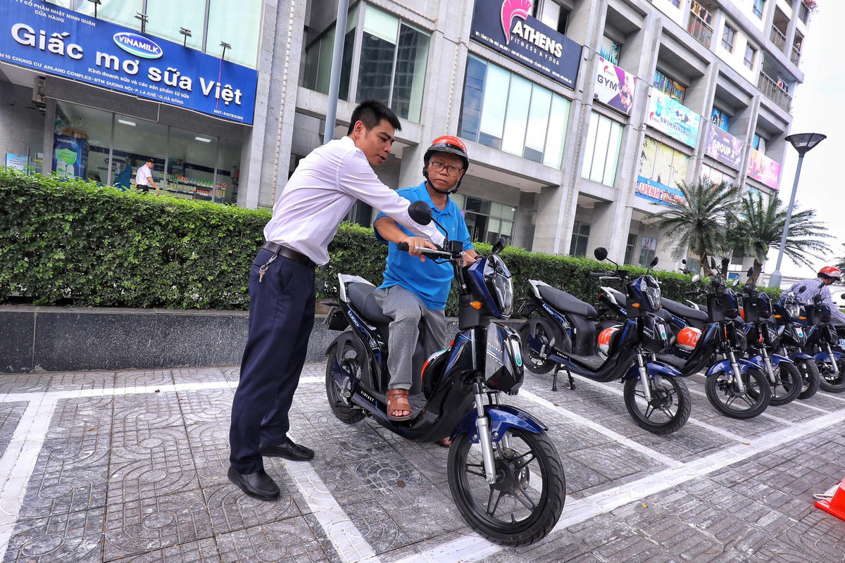 Người dân được hướng dẫn tận tình cách sử dụng xe điện.