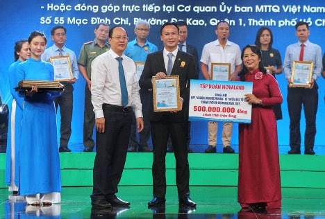 Ông Nguyễn Ngọc Huyên – Tổng Giám đốc Tập đoàn Novaland, đại diện Tập đoàn đóng góp cho Quỹ “Vì biển đảo quê hương – Vì tuyến đầu Tổ quốc” và nhận thư cảm ơn từ BTC.