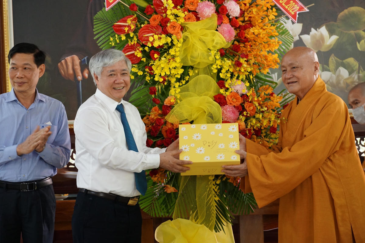 Hòa thượng Thích Nhật Quang tặng quà Chủ tịch Đỗ Văn Chiến.