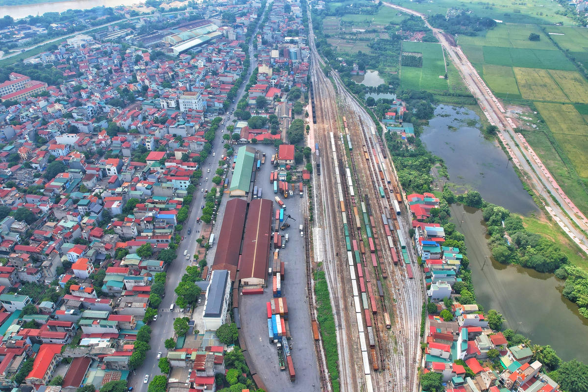  Hình ảnh Ga Yên Viên và trung tâm thị trấn Yên Viên.