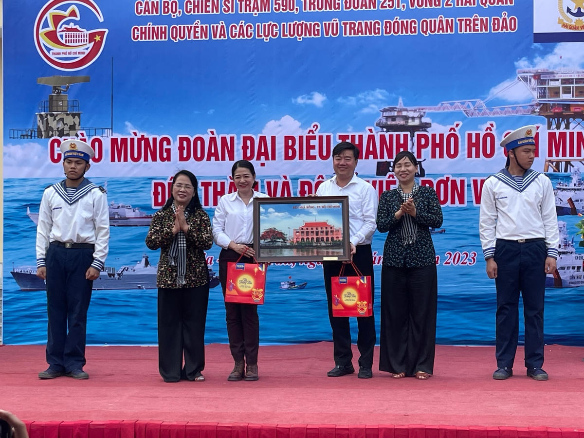 Đoàn TP HCM tặng quà đại diện huyện Côn Đảo.