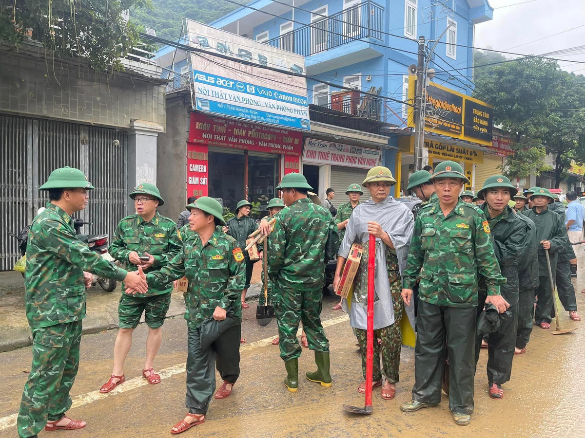 Lực lượng quân đội của huyện Kỳ Sơn và tỉnh Nghệ An trên đường vào xã Cà Tạ nơi bị thiệt hại nặng nề sau trận lũ. Ảnh LT