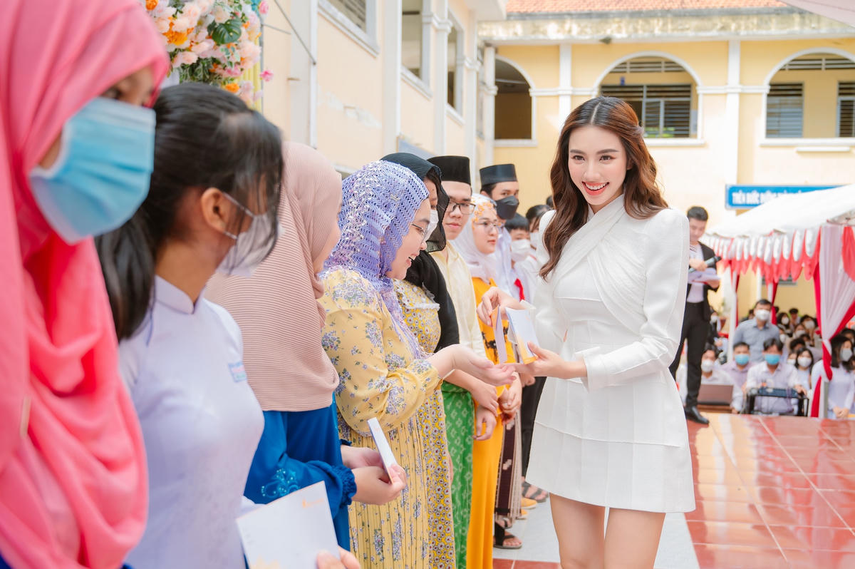 Hoa hậu Thuỳ Tiên đã trao tặng 50 suất học bổng, mỗi suất 1 triệu đồng dành tặng cho các bạn học sinh có hoàn cảnh khó khăn.