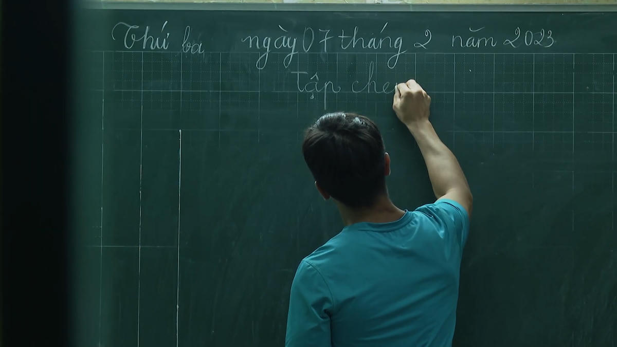 Anh Lâm Thắng ban ngày làm công nhân, tối về lại đứng lớp làm thầy giáo. 