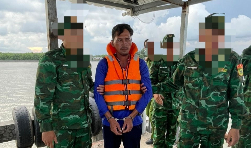  Phan Văn Vắt được đưa vào bờ để bàn giao cho Công an.