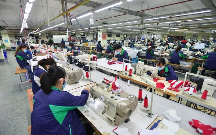 Ngành dệt may đang nỗ lực vượt khó. Ảnh: Minh Phong.