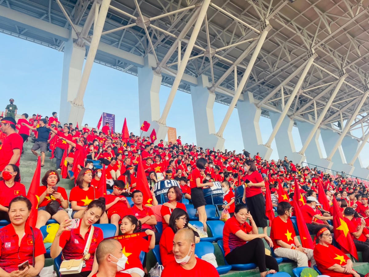 Sắc cờ đỏ sao vàng đang dần phủ kín khán đài SVĐ Cẩm Phả. Ảnh: Đàm Khánh.