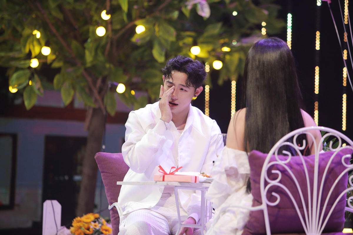 Đồng cảm với câu chuyện của Hằng Meily, Duy Luân nhiều lần bật khóc trên sân khấu. Ảnh: Perfect Universe.