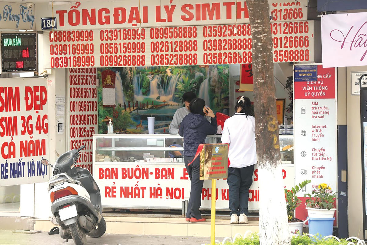 Một cửa hàng bán sim điện thoại ở Hà Nội. Ảnh: Quang Vinh.  