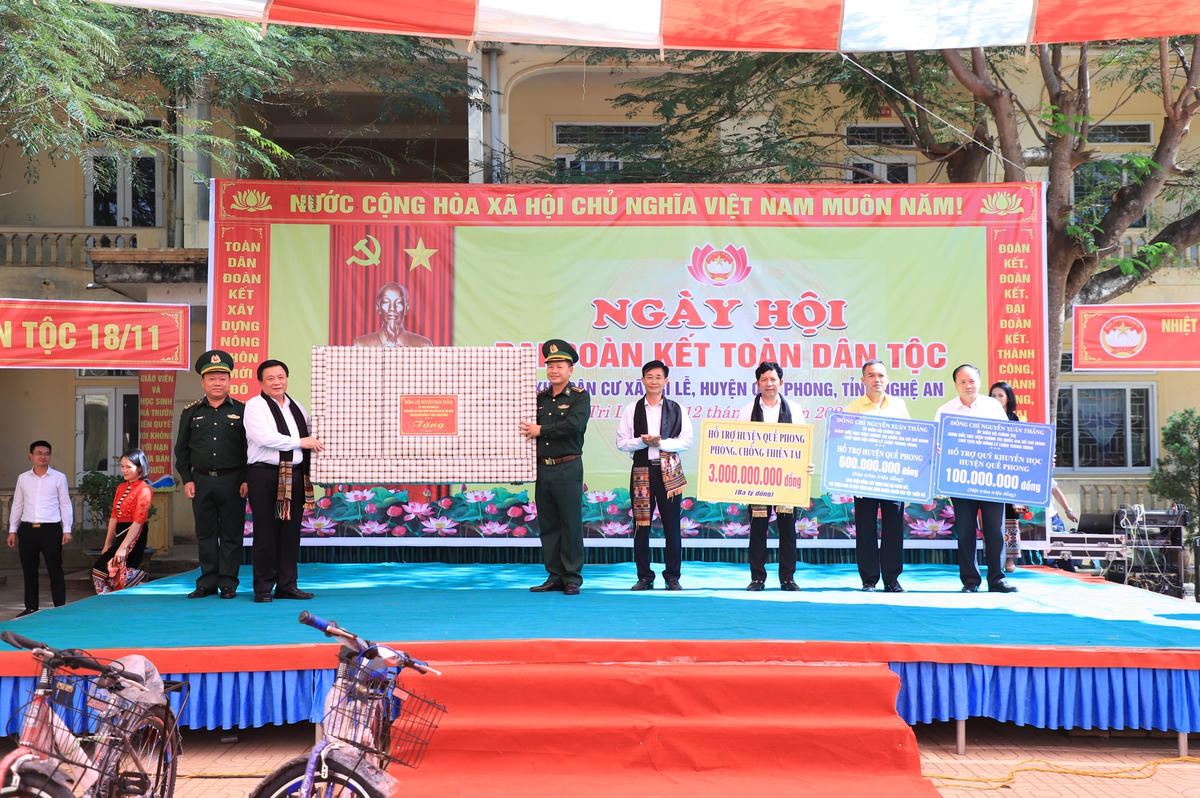 ông Nguyễn Xuân Thắng trao tặng nhiều phần quà cho huyện Quế Phong để phục vụ các công trình trên địa bàn.