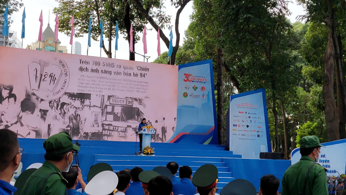Bà Phan Thị Thanh Phương, Bí thư Thành Đoàn TP HCM phát biểu tại buổi lễ ra quân. (Ảnh: Thanh Tình).