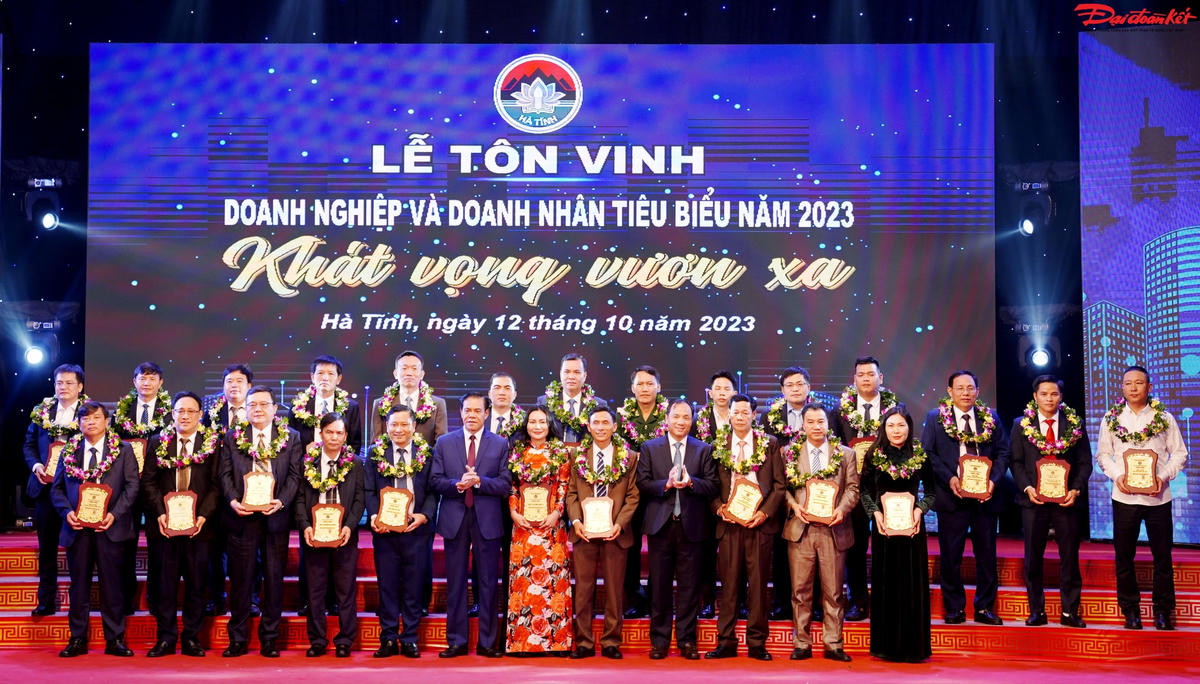 Ông Hoàng Trung Dũng, Bí thư Tỉnh ủy Hà Tĩnh và ông Võ Trọng Hải, Chủ tịch UBND tỉnh tặng danh hiệu cho 24 Doanh nghiệp tiêu biểu năm 2023.