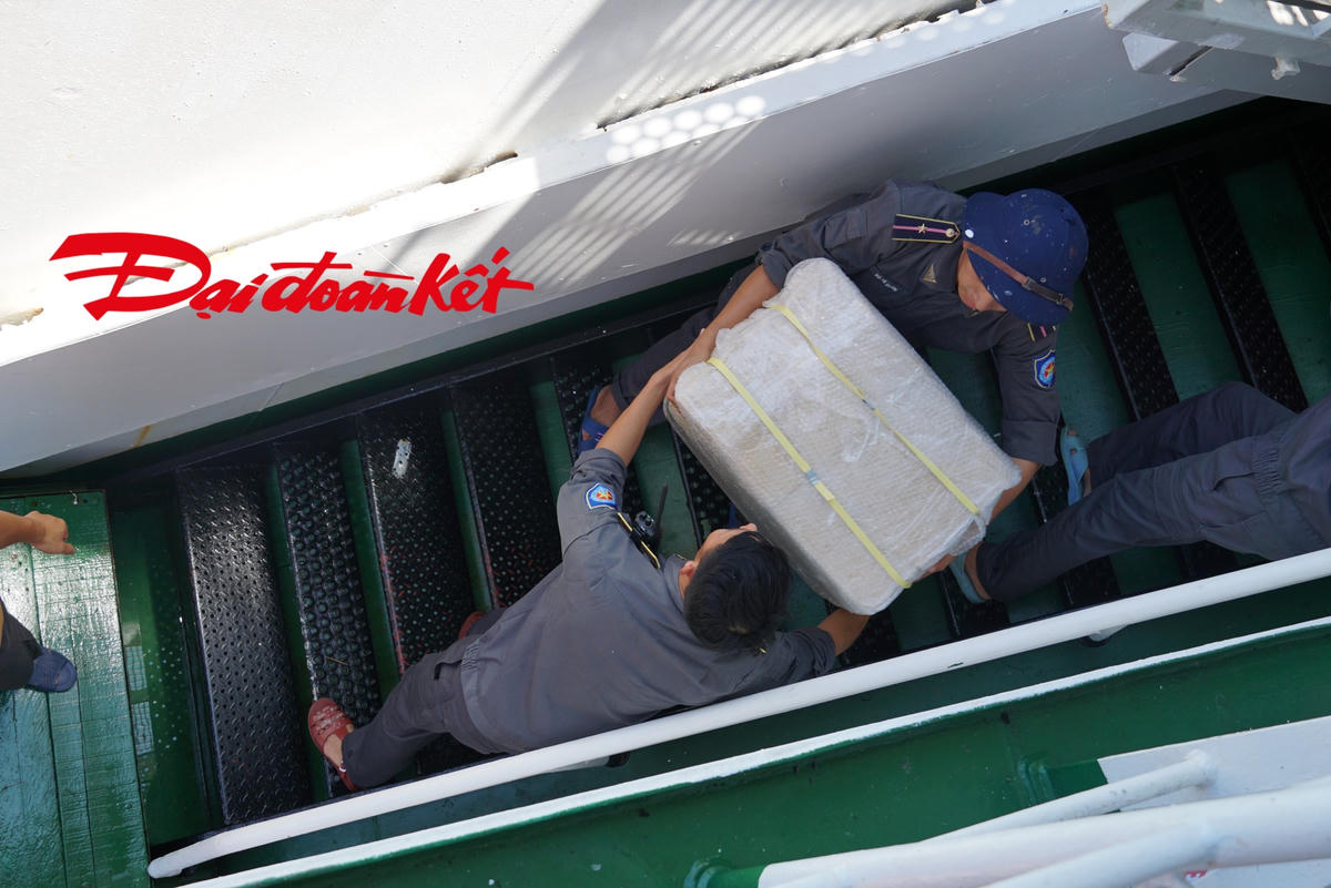 Việc đưa hàng lên ca nô được sắp xếp bài bản, đảm bảo quy trình an toàn. Ảnh: Mạnh Thìn.
