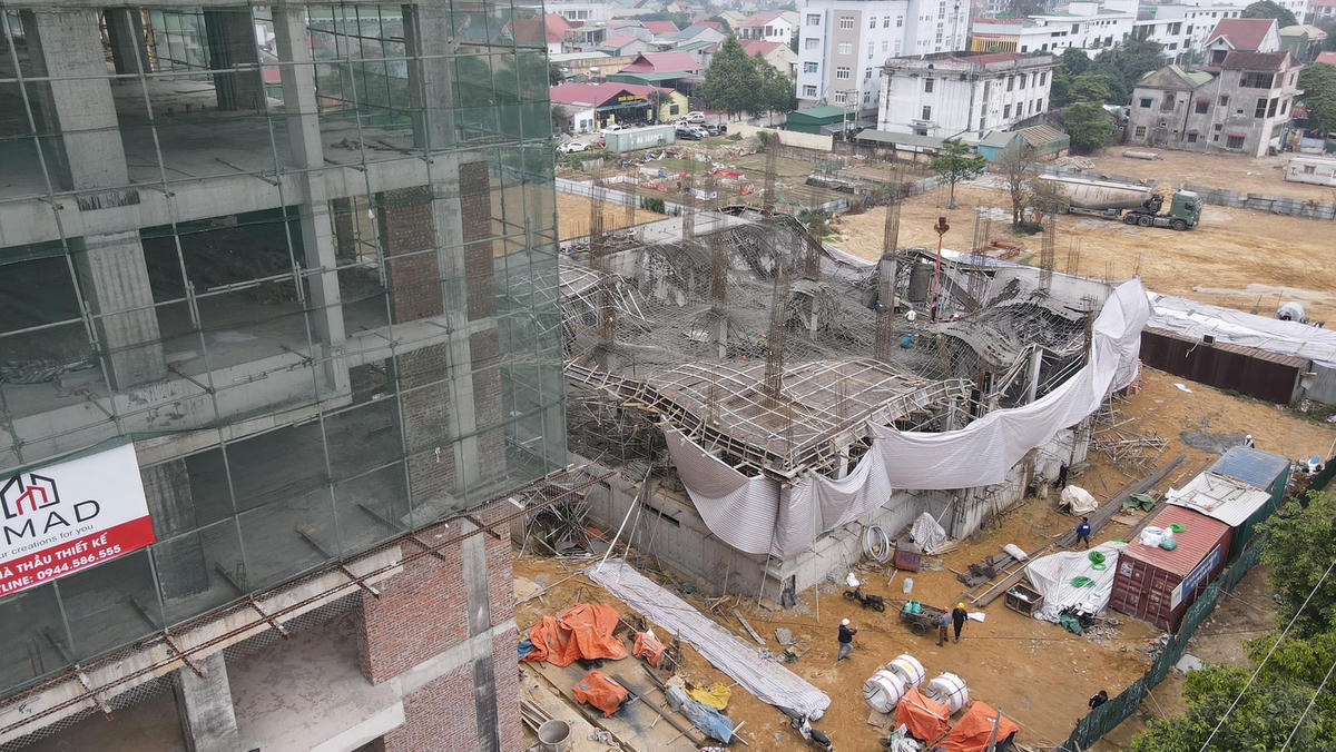 Khi các công nhân đang tiến hành làm việc ở tầng 2, bất ngờ hàng trăm khối bê tông đổ sập.