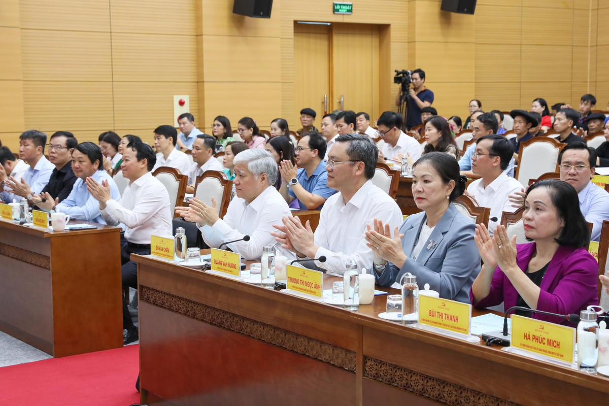 Chủ tịch Đỗ Văn Chiến và các đại biểu dự Hội nghị.