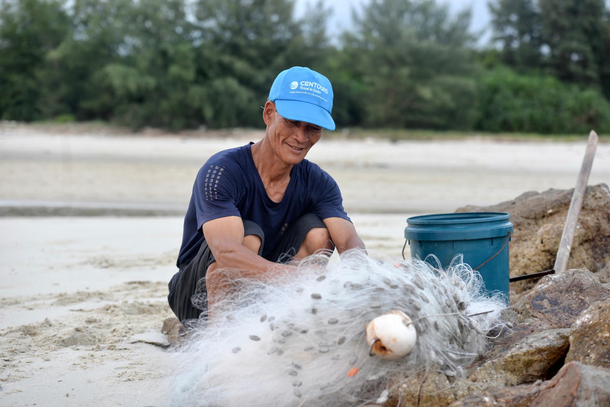 Ông Đàm chia sẻ: Vào mùa du lịch cao điểm, tôi làm nghề lái xe điện. Hết mùa du lịch, tôi lại quay về với nghề biển để duy trì cuộc sống.
