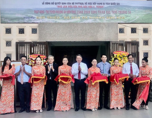 Cắt băng khánh thành nơi trưng bày 2 bộ đàn đá Khánh Sơn cổ.