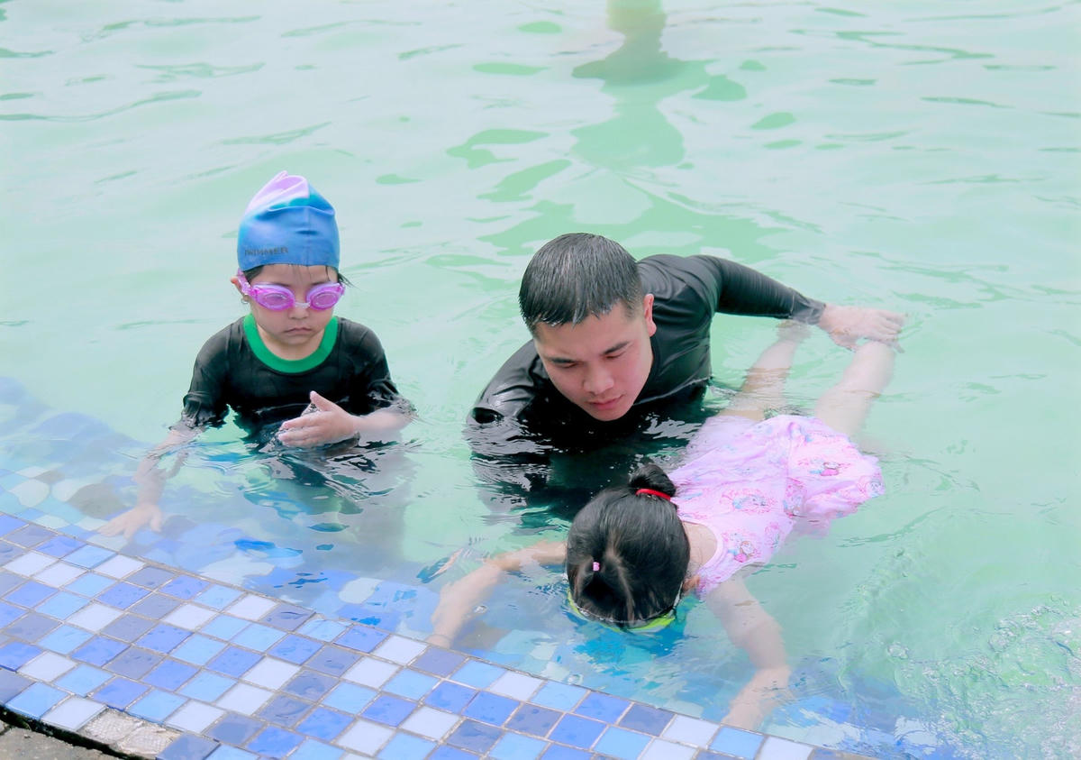 TP Đông Triều triển khai dạy bơi miễn phí cho trẻ em tại bể bơi phường Xuân Sơn. Ảnh: Ngọc Anh.