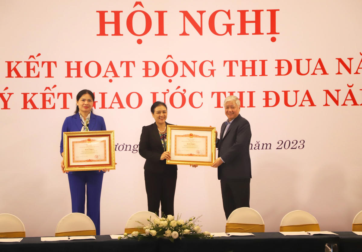 Chủ tịch Đỗ Văn Chiến trao Bằng khen của Thủ tướng Chính phủ cho 2 đơn vị có thành tích xuất sắc trong năm 2022.