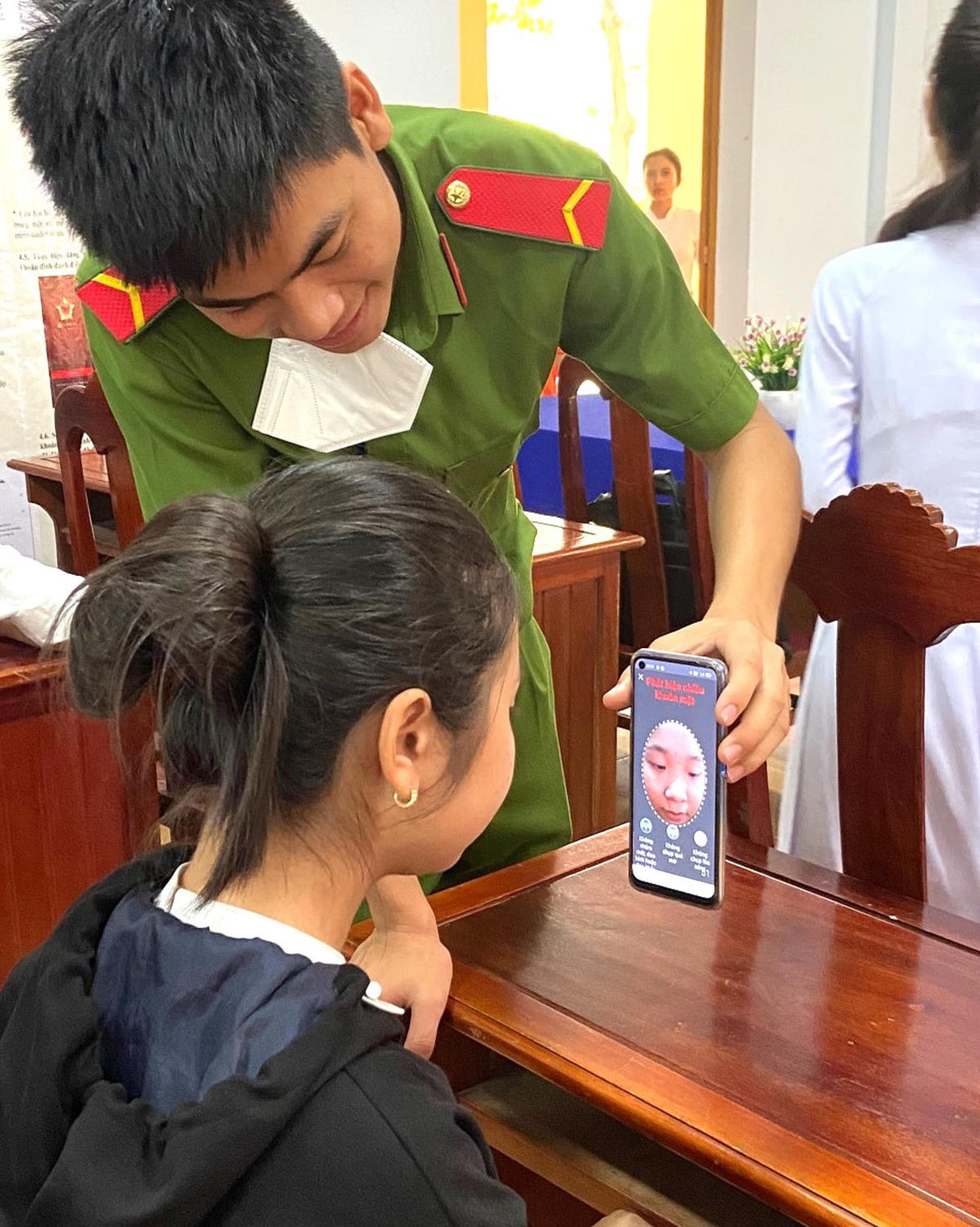 Lực lượng Công an hướng dẫn công nhân cài đặt tài khoản định danh điện tử VNelD.