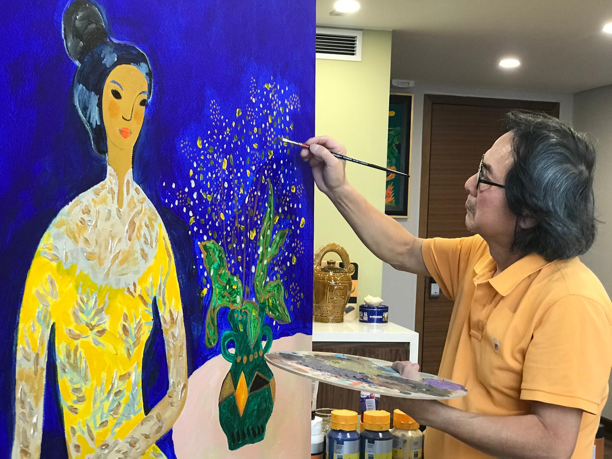 Họa sĩ Công Quốc Hà bên giá vẽ.