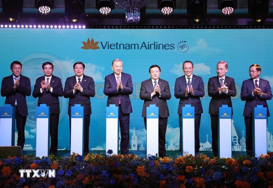 Tổng Bí thư Tô Lâm và các đại biểu thực hiện nghi thức công bố đường bay thẳng Hà Nội-Moskva của hãng hàng không Vietnam Airlines. (Ảnh: Thống Nhất/TTXVN)