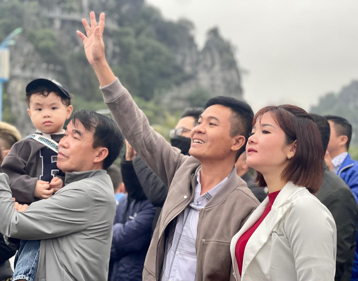 Rất đông người thân, bạn bè,... đã có mặt tại lễ giao, nhận quân để tiễn các tân binh lên đường nhập ngũ.