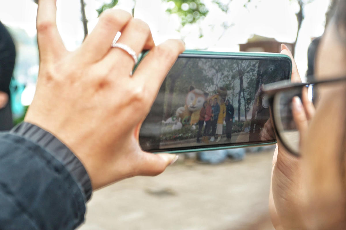 Có rất đông người dân muốn chụp hình với linh vật mèo.