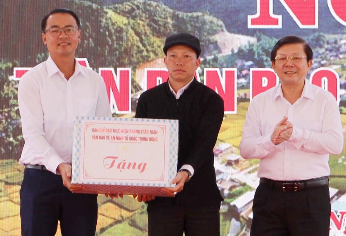 Phó Chủ tịch Nguyễn Hữu Dũng tặng quà xã Ngọc Chiến.