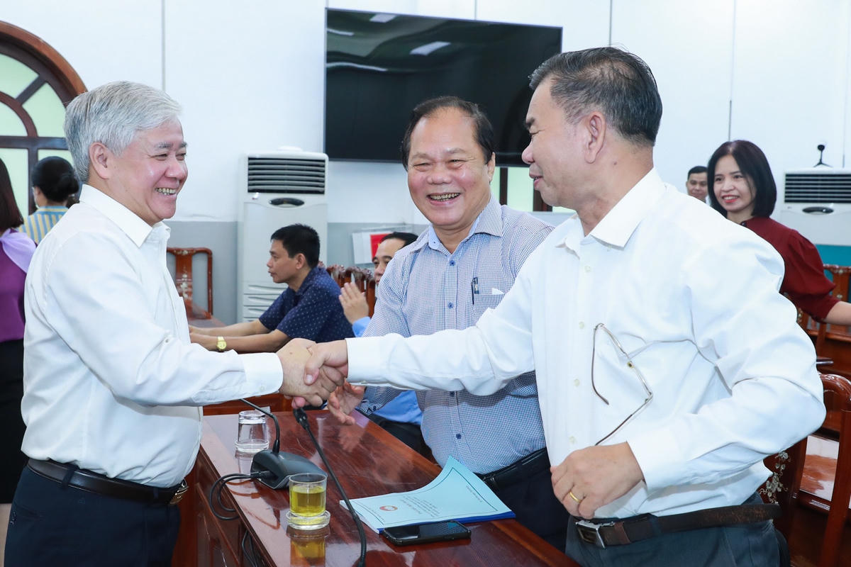 Chủ tịch Đỗ Văn Chiến và các đại biểu tham dự Hội thảo