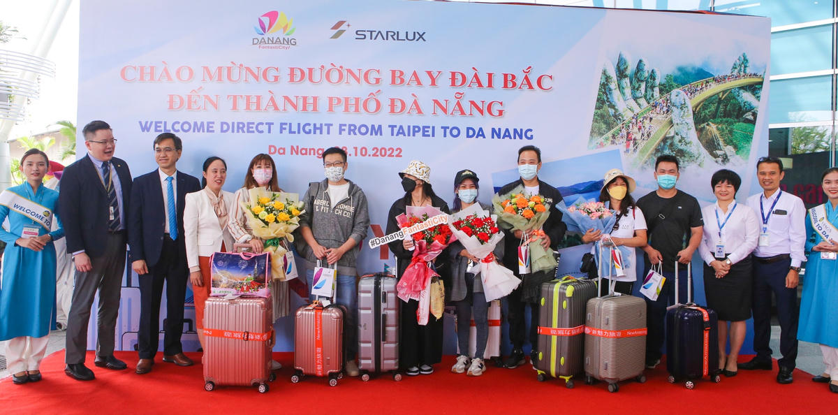 Những du khách đầu tiên từ Đài Bắc (Trung Quốc) quay lại Đà Nẵng sau hơn 2 năm gián đoạn vì dịch Covid-19.