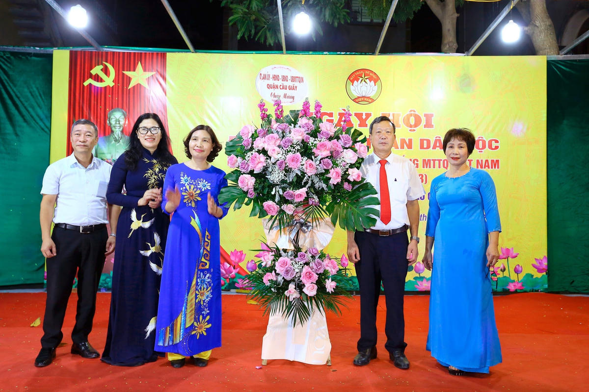 Đại diện lãnh đạo Quận ủy, HĐND, UBND, Ủy ban MTTQ quận Cầu Giấy tặng hoa chúc mừng khu dân cư số 16, phường Dịch Vọng.